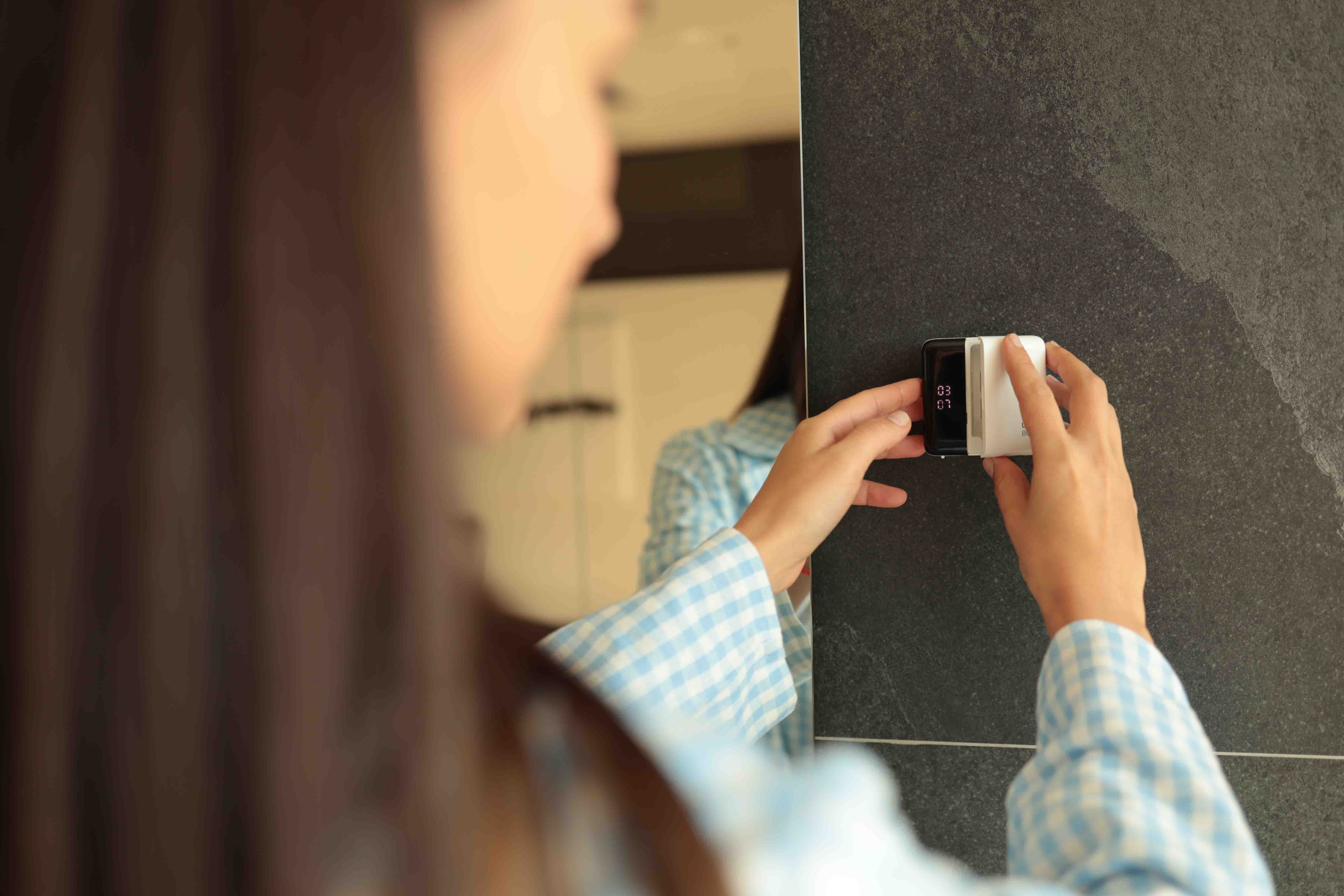 Person using a toothbrush sanitiser