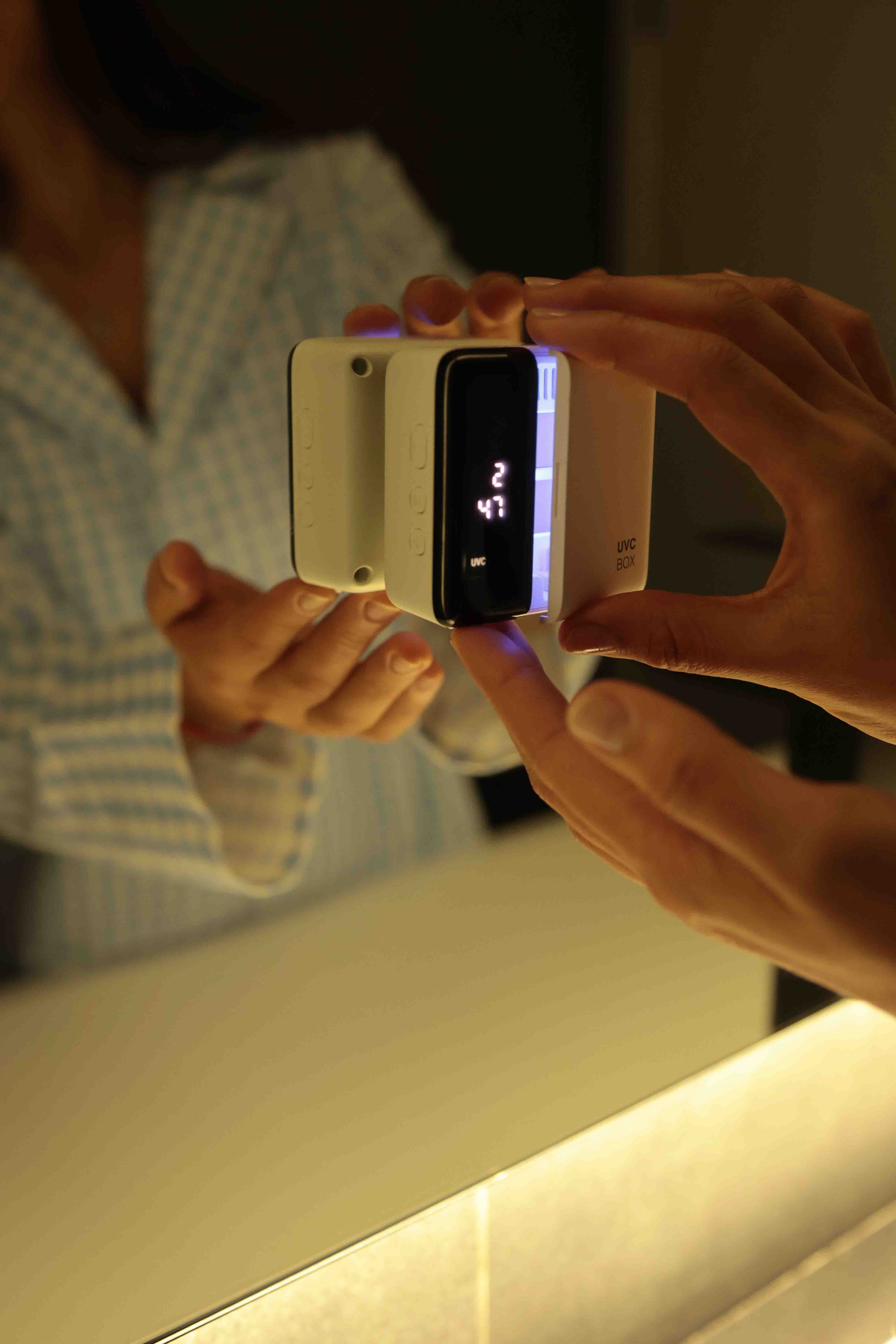 Person using a toothbrush sanitiser